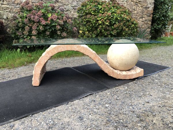 Table basse desing 80s. en pierres de Mactan travertin de Magnussen ponte.