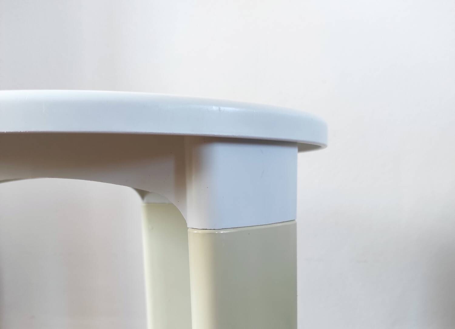 Vintage Space Age tripod stool in white plastic – Tatay, 1970s