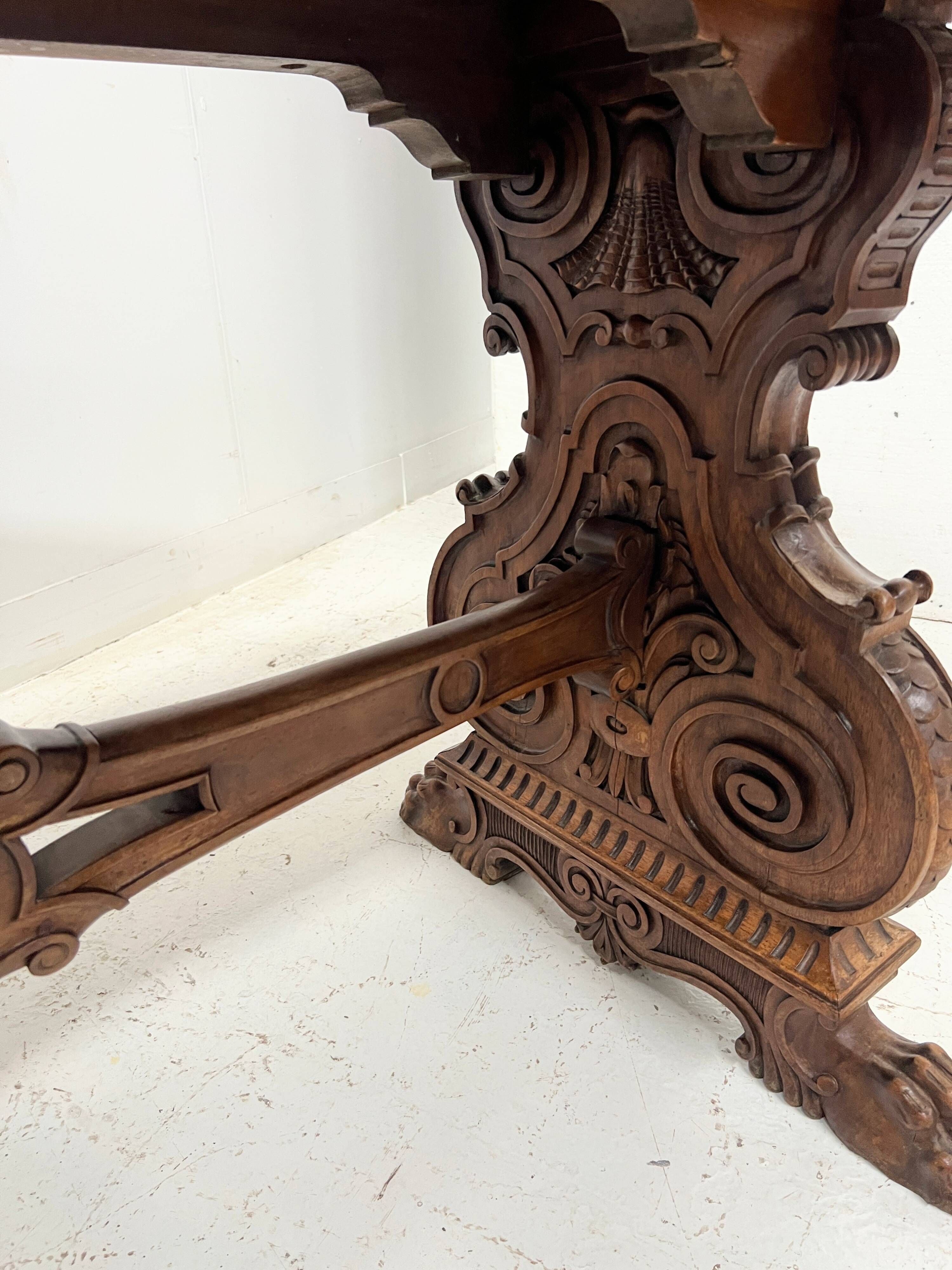 Table a manger de style Renaissance en bois massif sculpté XX siècle