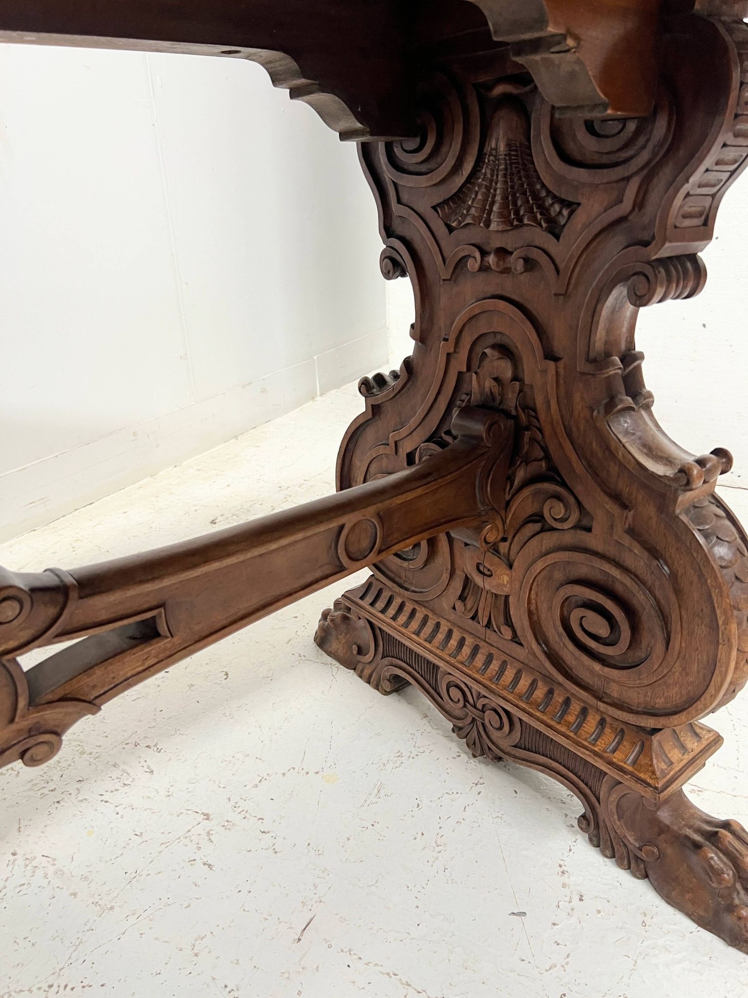 Table a manger de style Renaissance en bois massif sculpté XX siècle