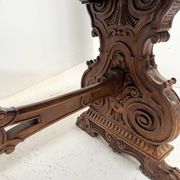 Table a manger de style Renaissance en bois massif sculpté XX siècle