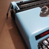 Machine à écrire Olympia Standard bleue pastel vintage révisée