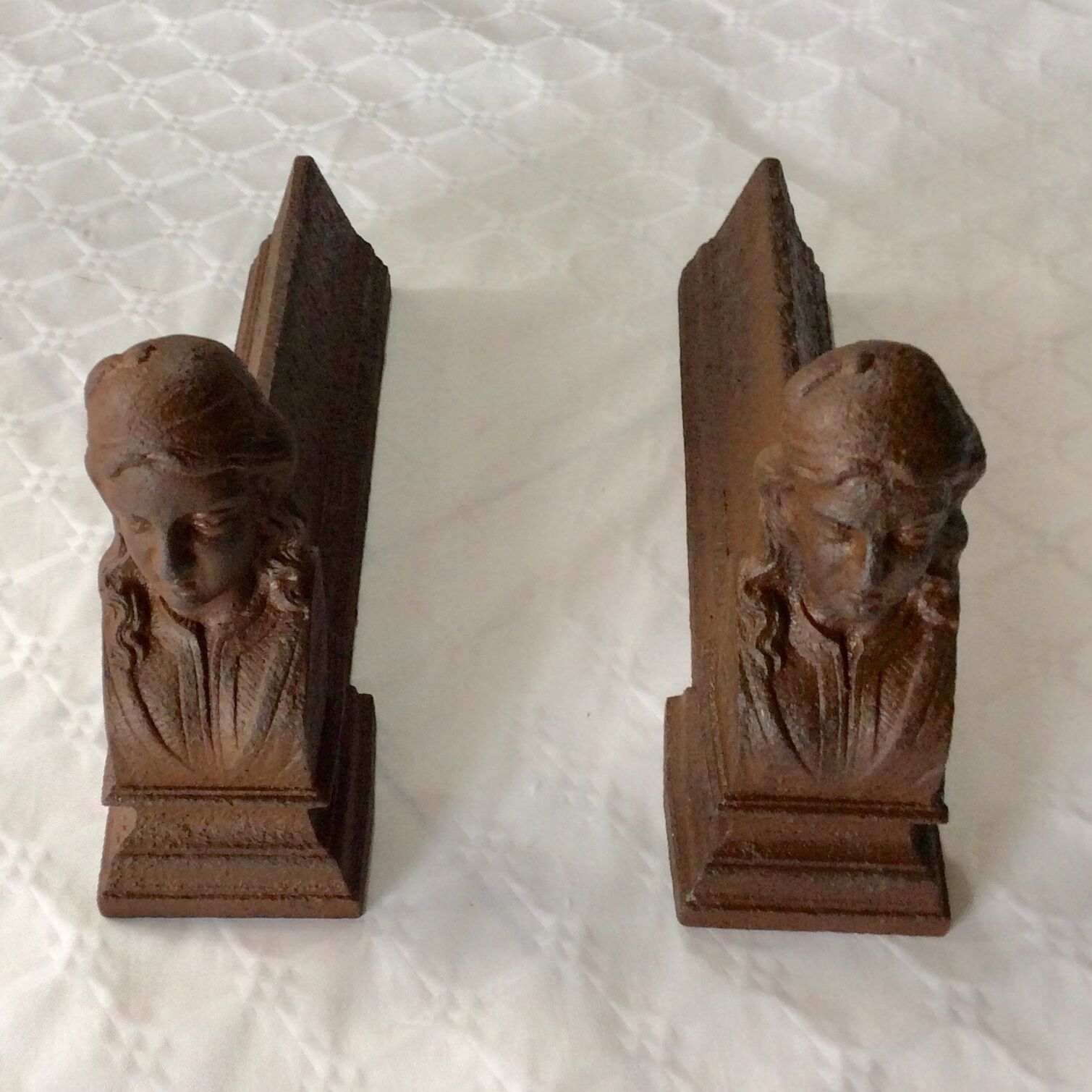 Old pair of cast-of-the-wool channels with portrait woman dimension: height -21cm- length -38cm-