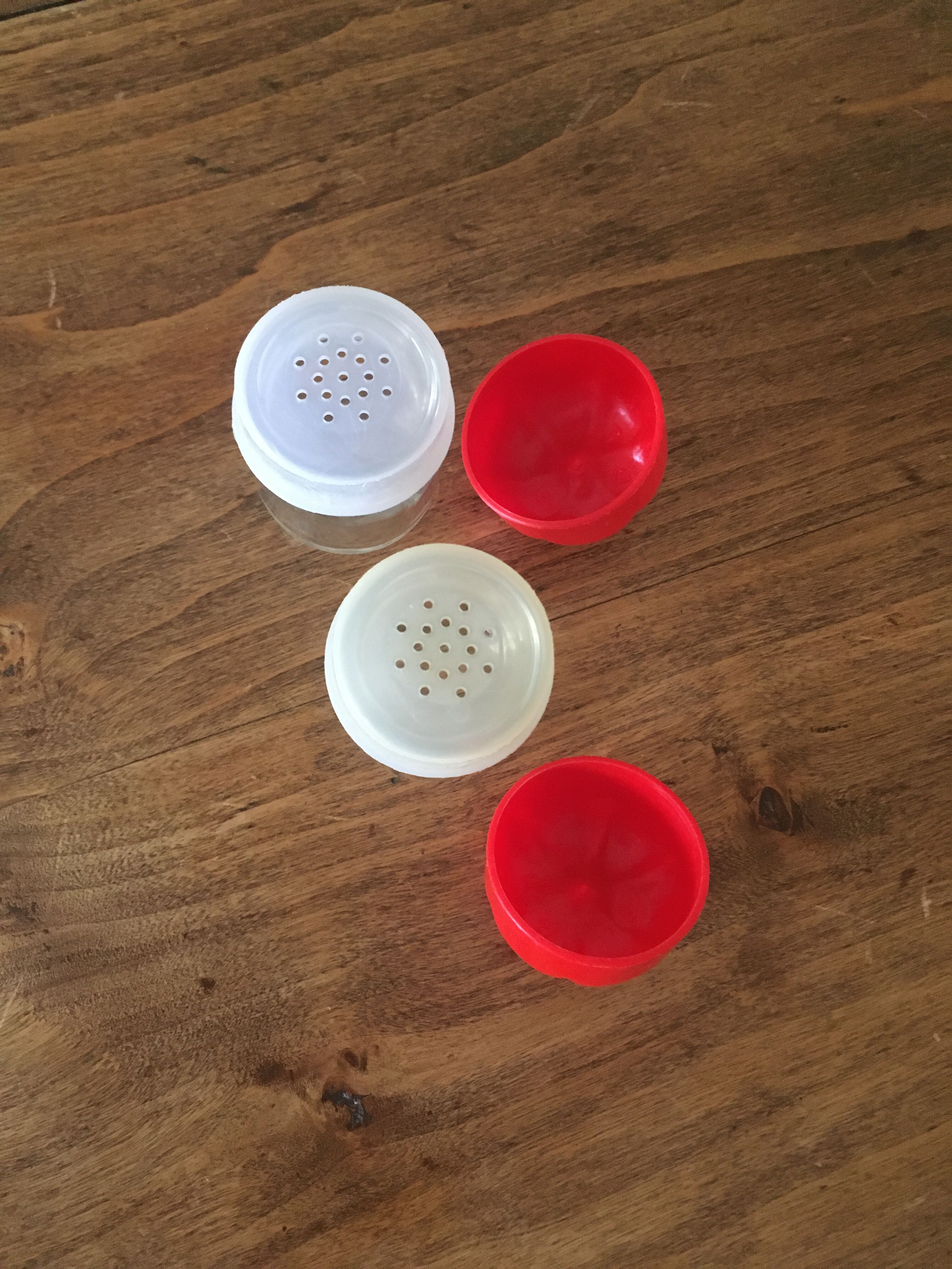 Salt and pepper shaker, tomato-shaped