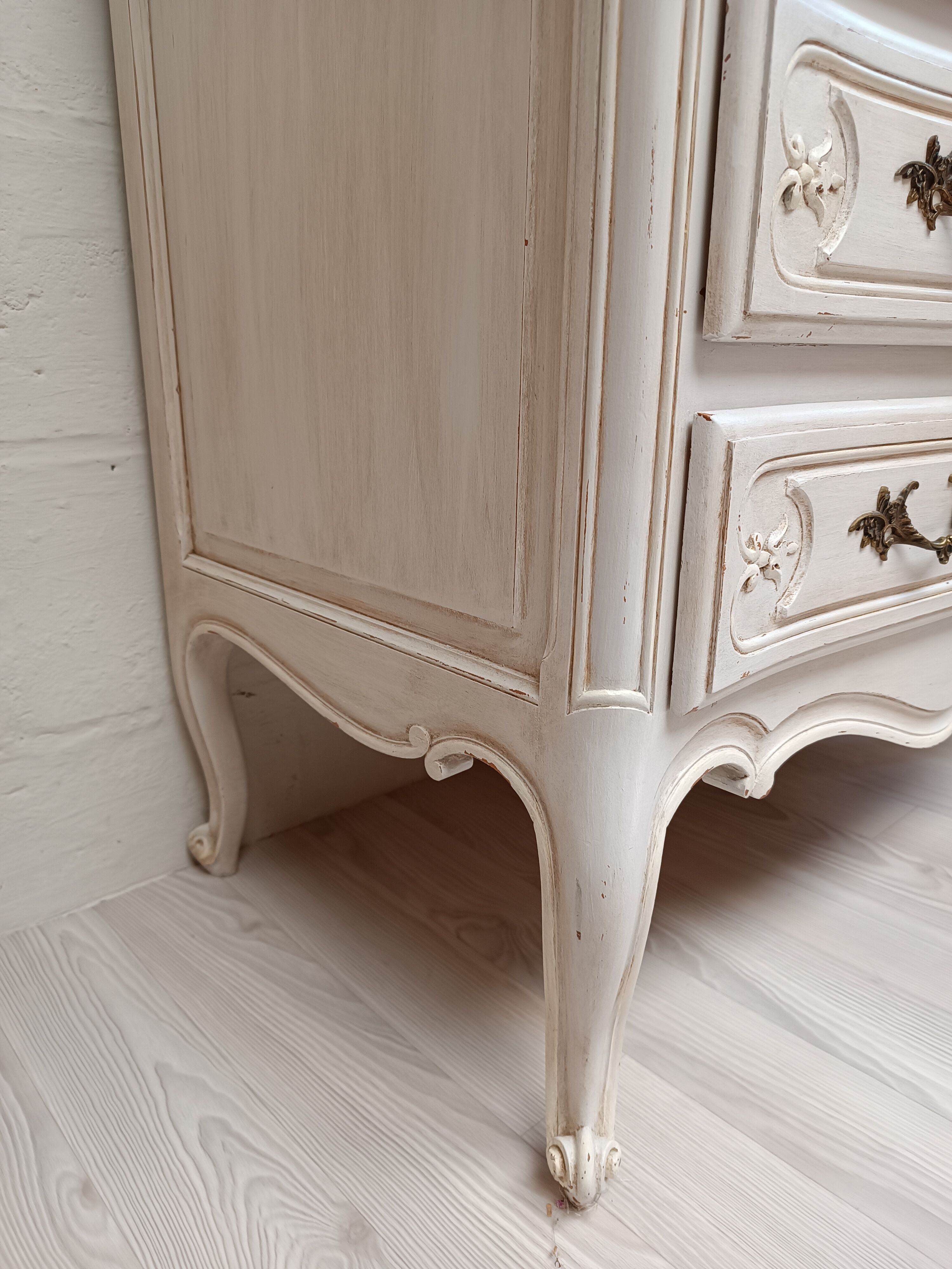 Patinated white chest of drawers