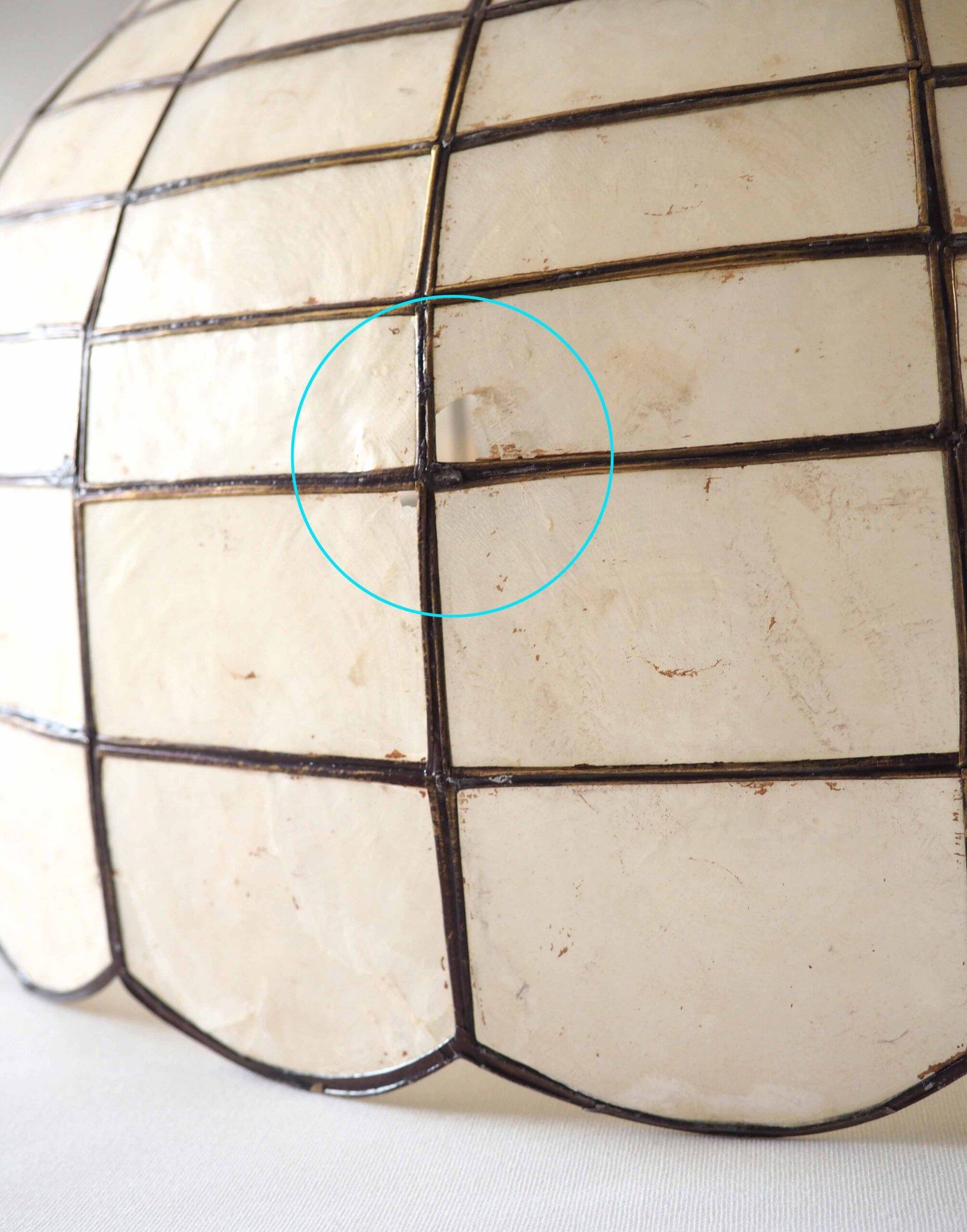 Giant mother-of-pearl mica pendant light