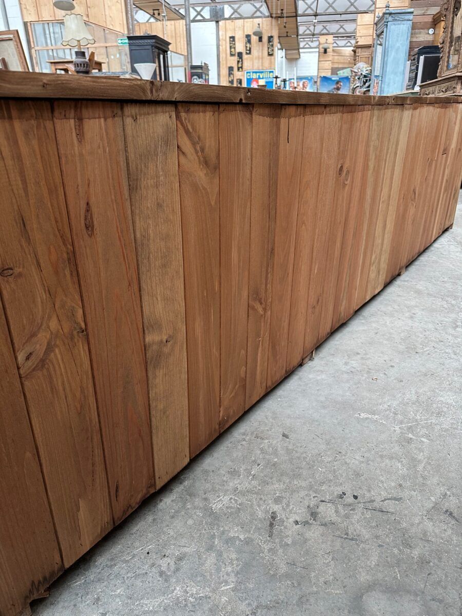 Patinated workshop furniture from the early 20th century.