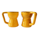 2 tasses en céramique émaillée jaune, signées
