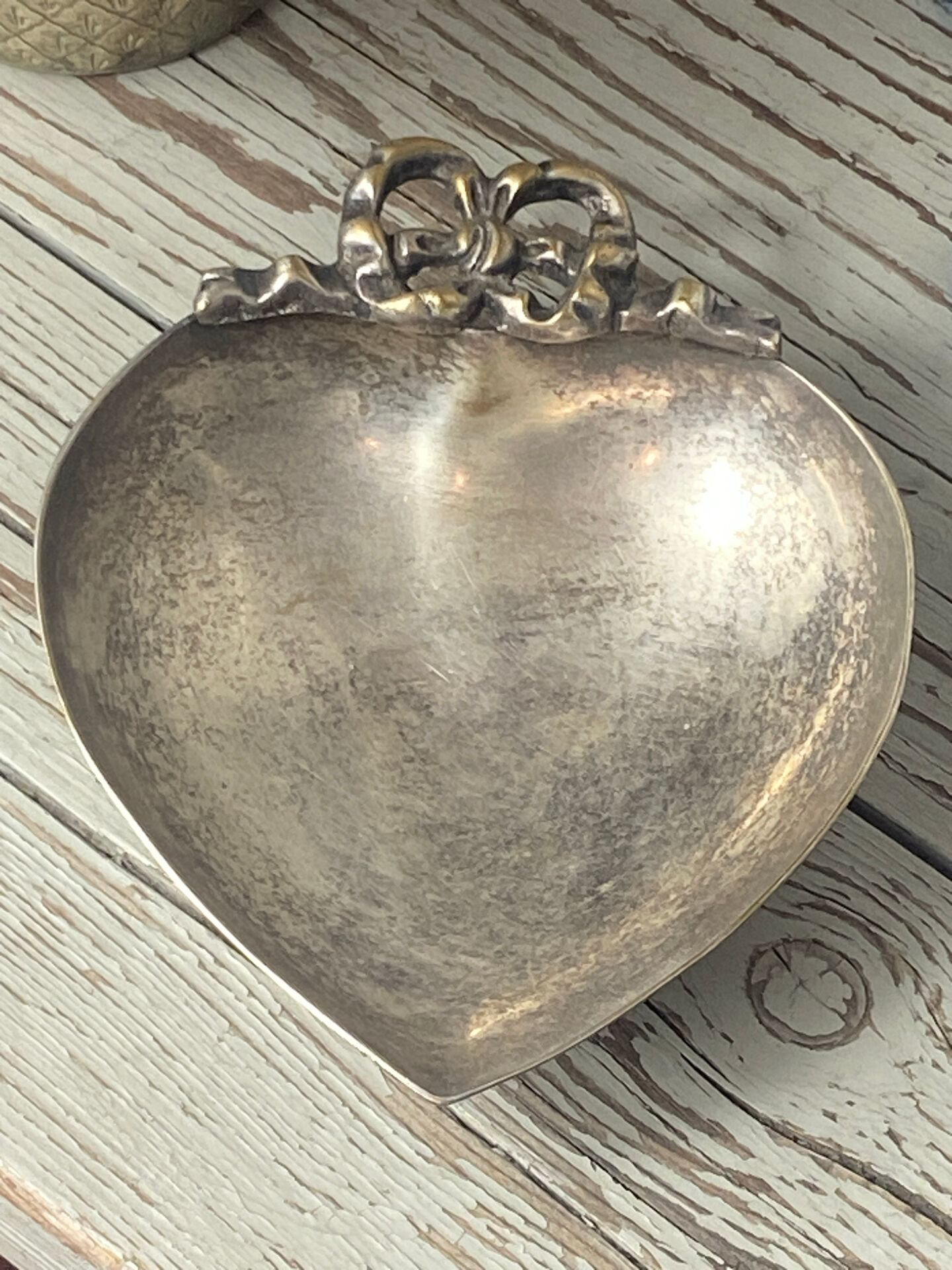 Heart and bow metal silver-plated catchall tray