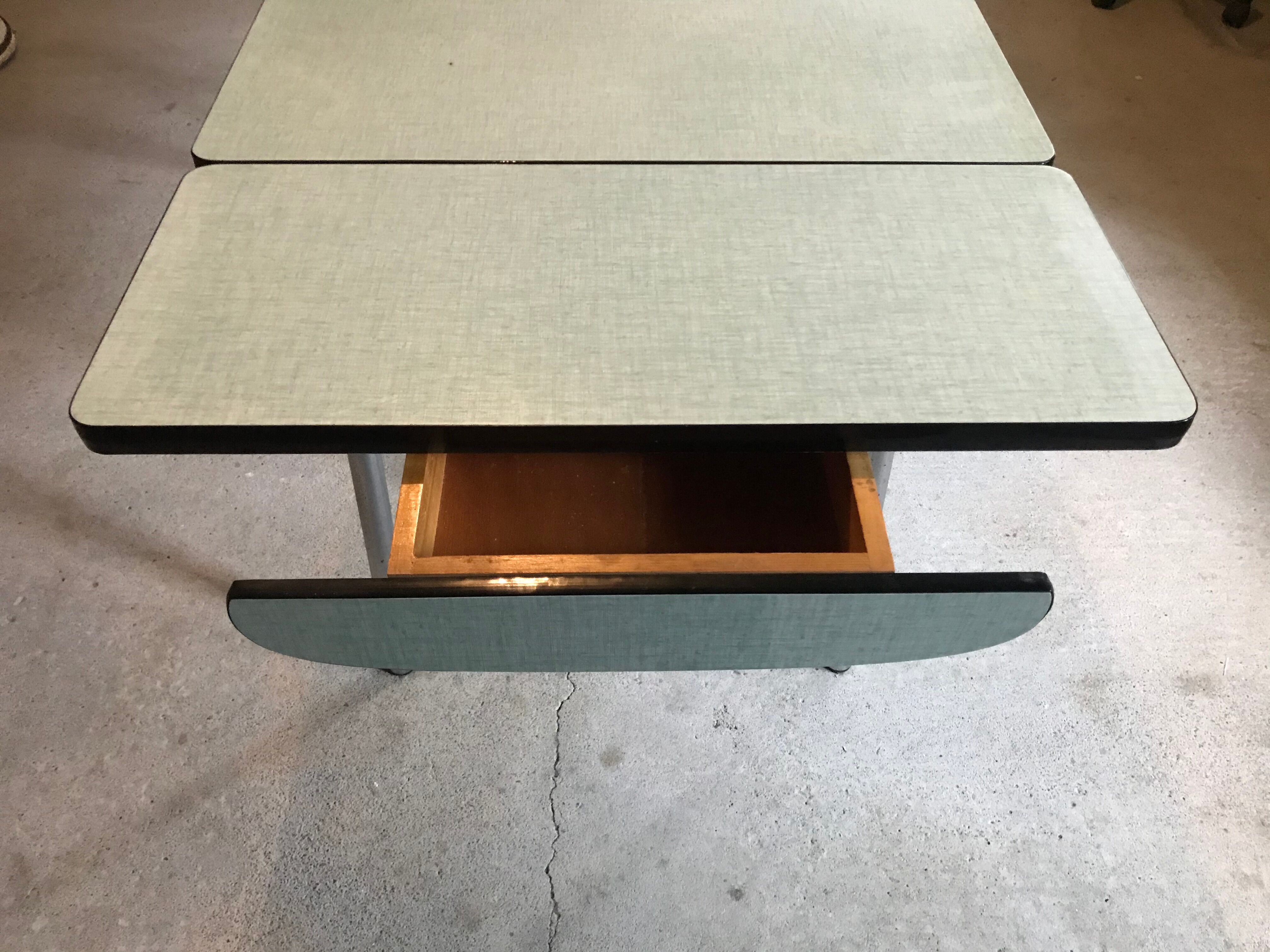 Table in green formica expandable