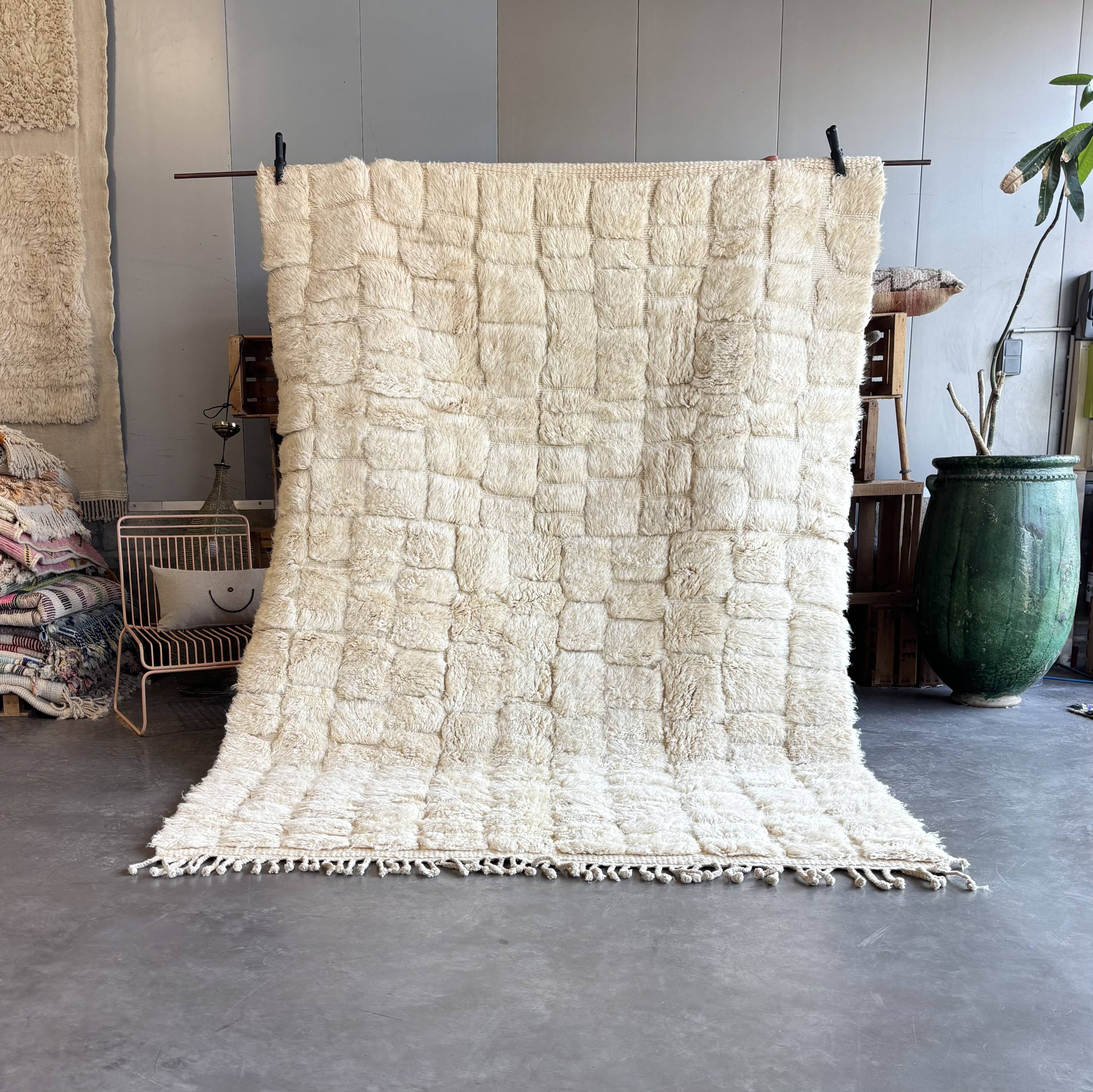 Berber Beni ouarain M'rirt rug in white natural wool