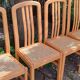 Chaises en bois et cannage