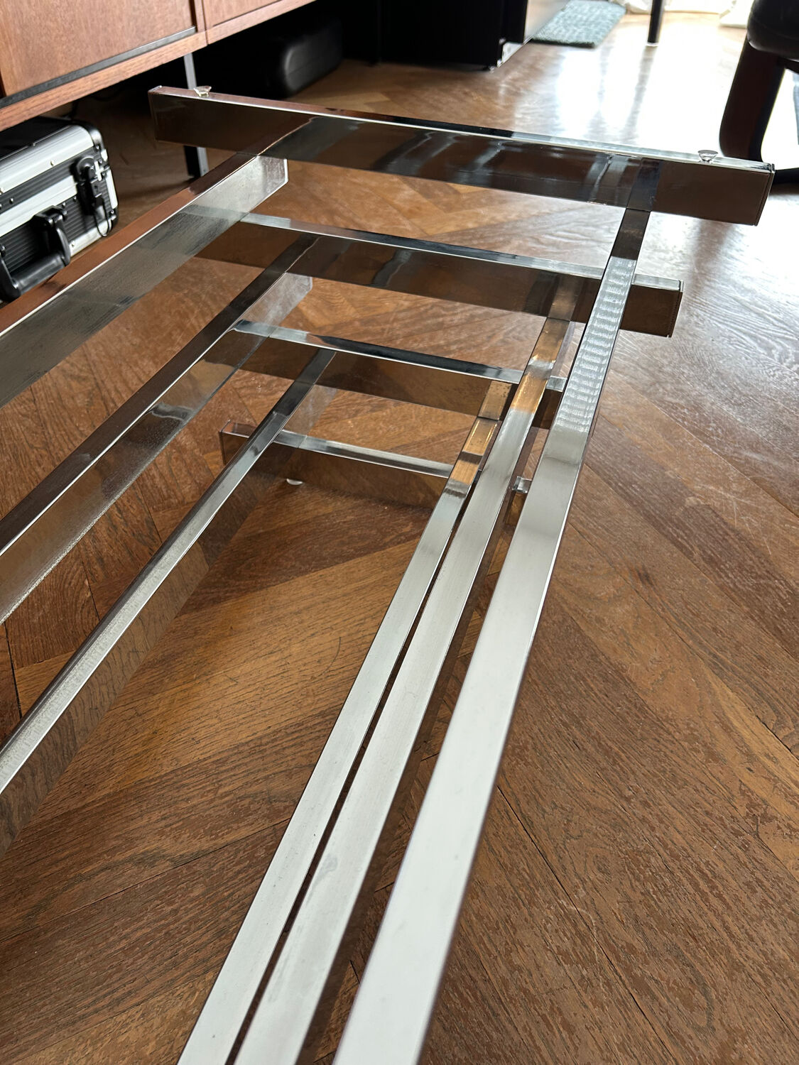 70s design coffee table in rectangular glass with chrome legs.