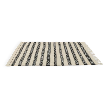 Tapis kilim ethnique blanc et noir
