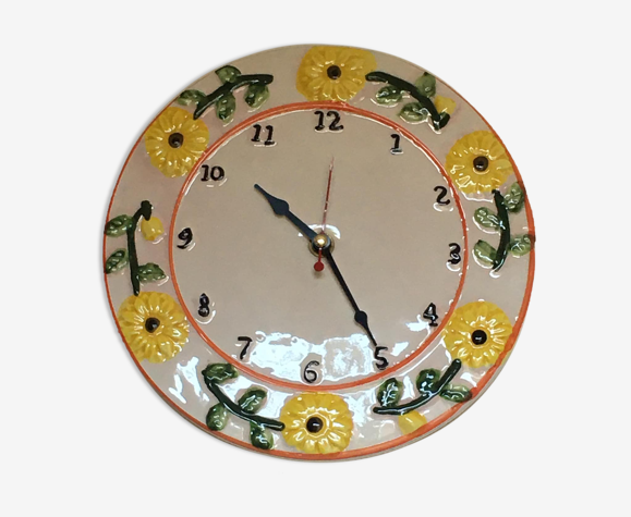 Horloge vintage en porcelaine colorée et motifs floraux. Fonctionne parfaitement