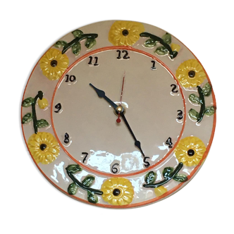 Horloge vintage en porcelaine colorée et motifs floraux. Fonctionne parfaitement