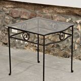 Petite table d'appoint en fer forgé et verre fumé