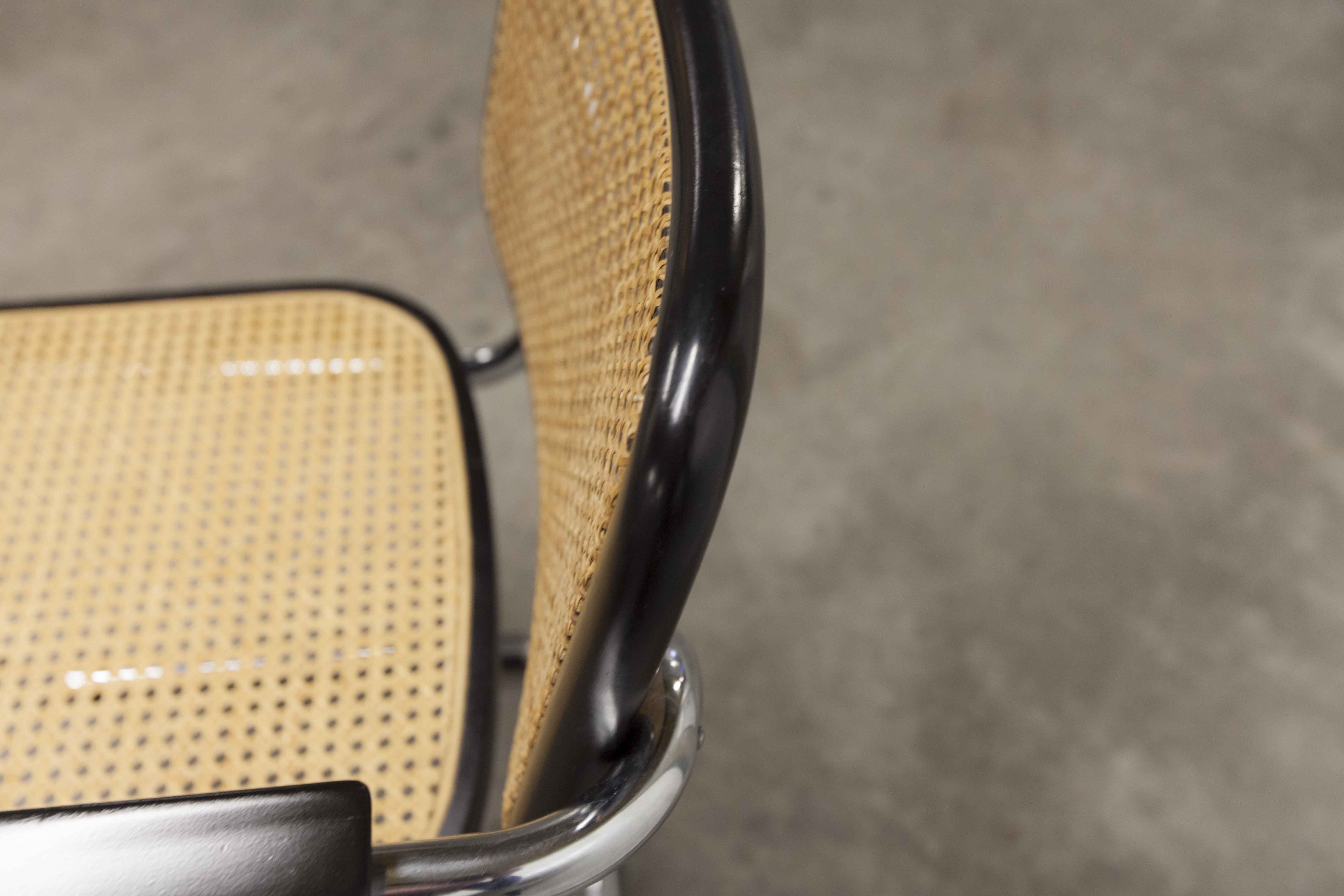 Fauteuil b64 Breuer noir cannage accoudoirs et tampons neufs