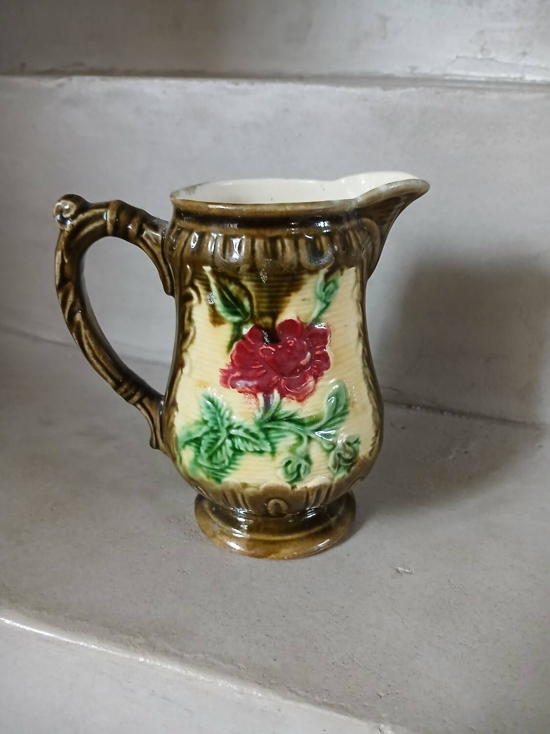 Small pitcher/cream jug in majolica.