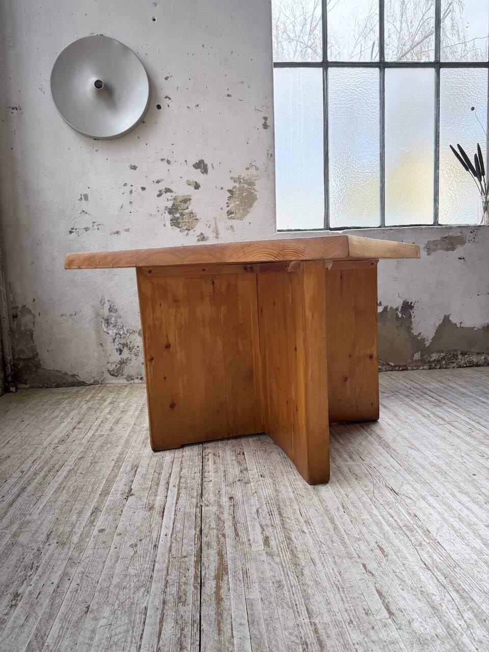 Table carrée moderniste en pin massif, années 50