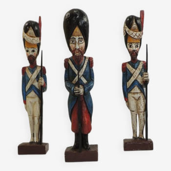 lot of three English soldiers in carved wood / vintage