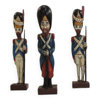 lot of three English soldiers in carved wood / vintage