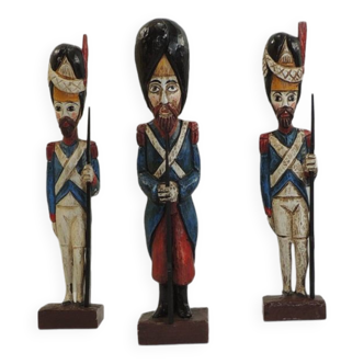lot de trois soldat anglais en bois sculptés / vintage
