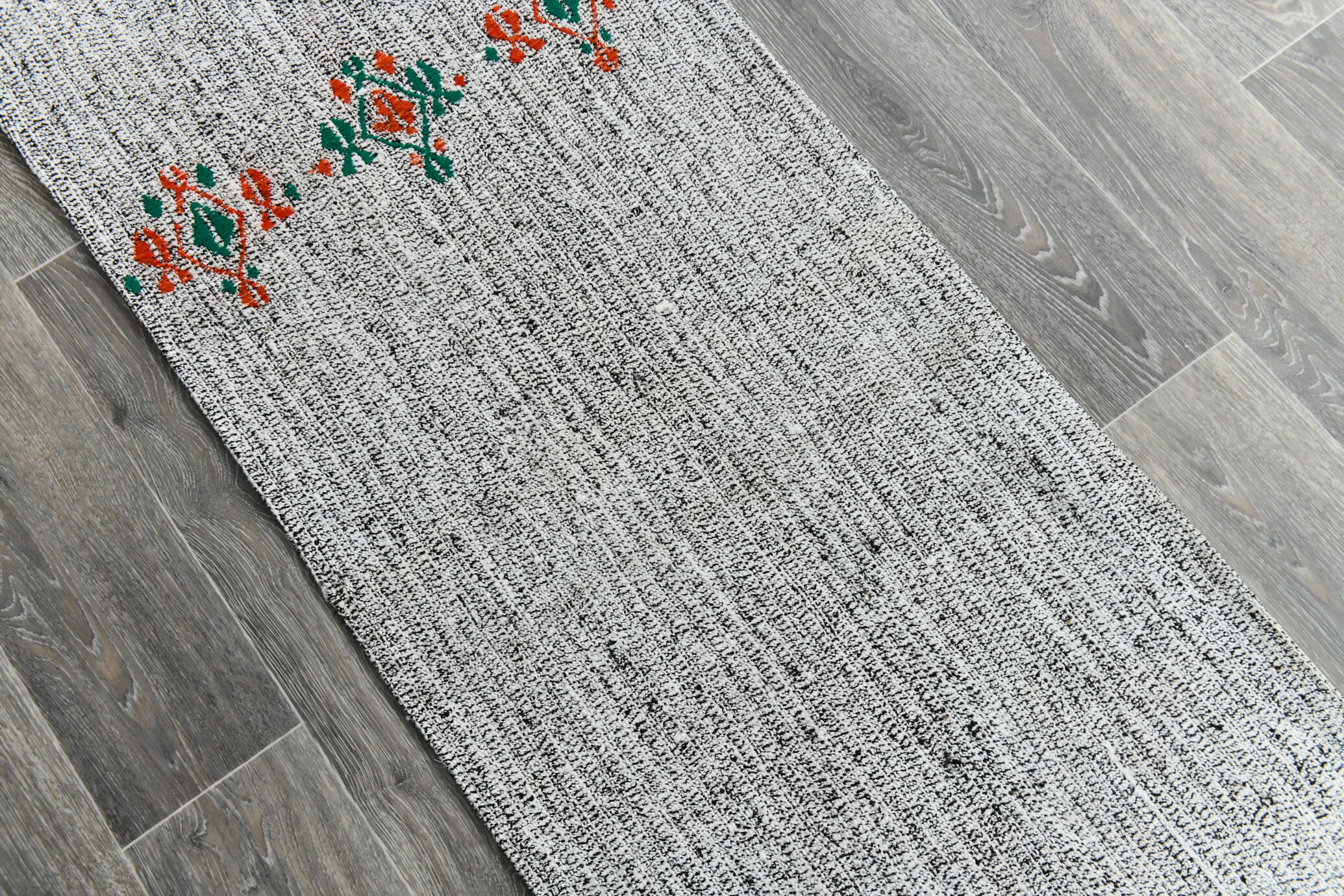 2x8 white & black vintage runner rug 61x234cm