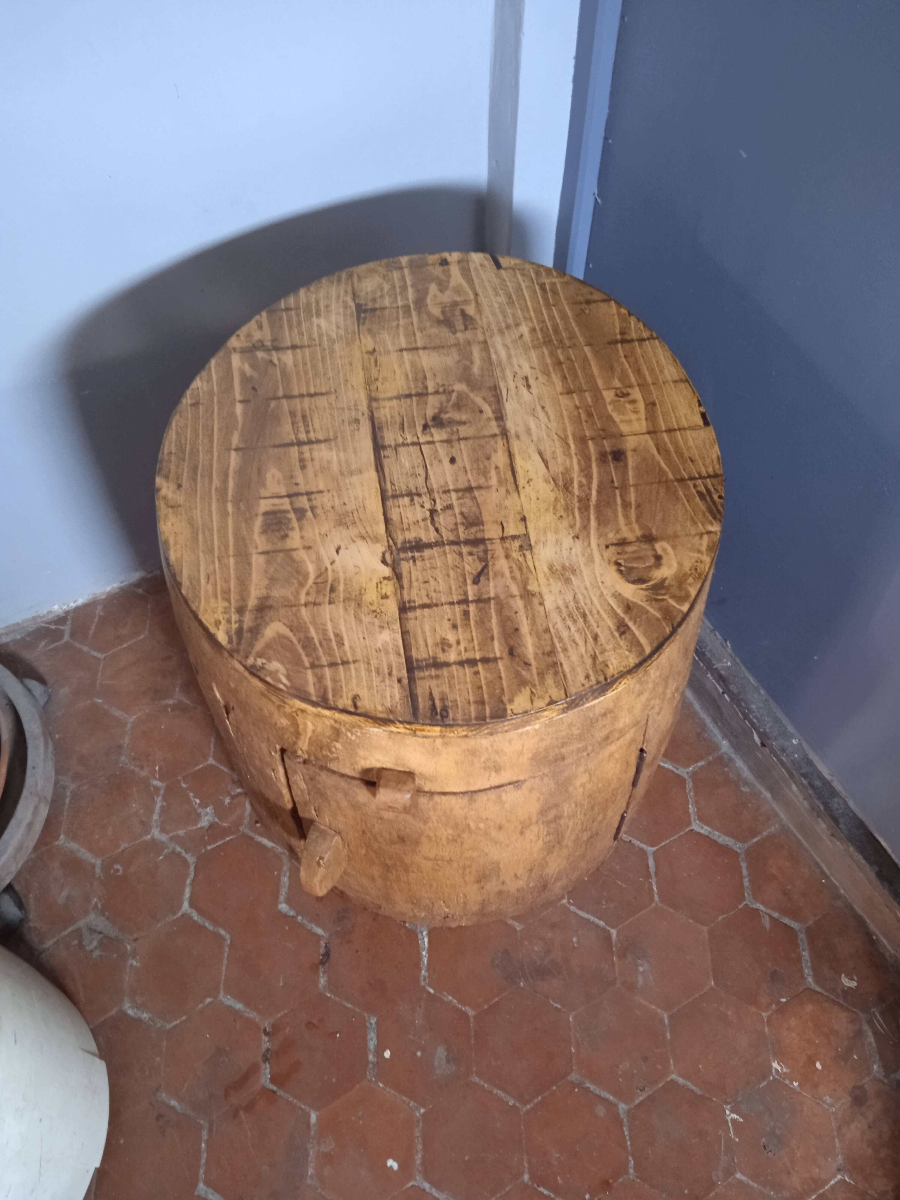 Hollow palm tree trunk; Mini bar; bedside table; occasional furniture; corner furniture;
