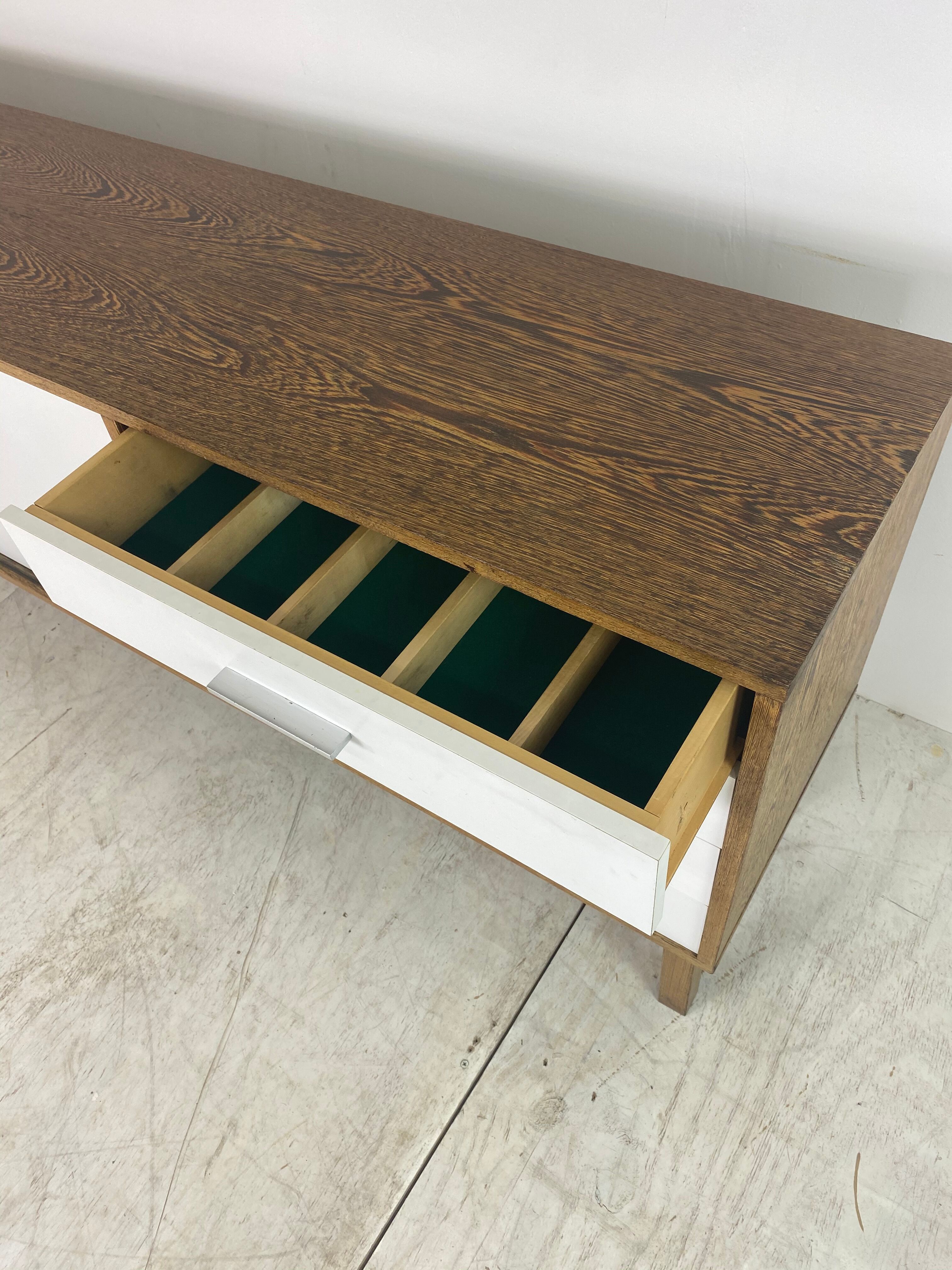 Enfilade moderne du milieu du siècle années 1960
