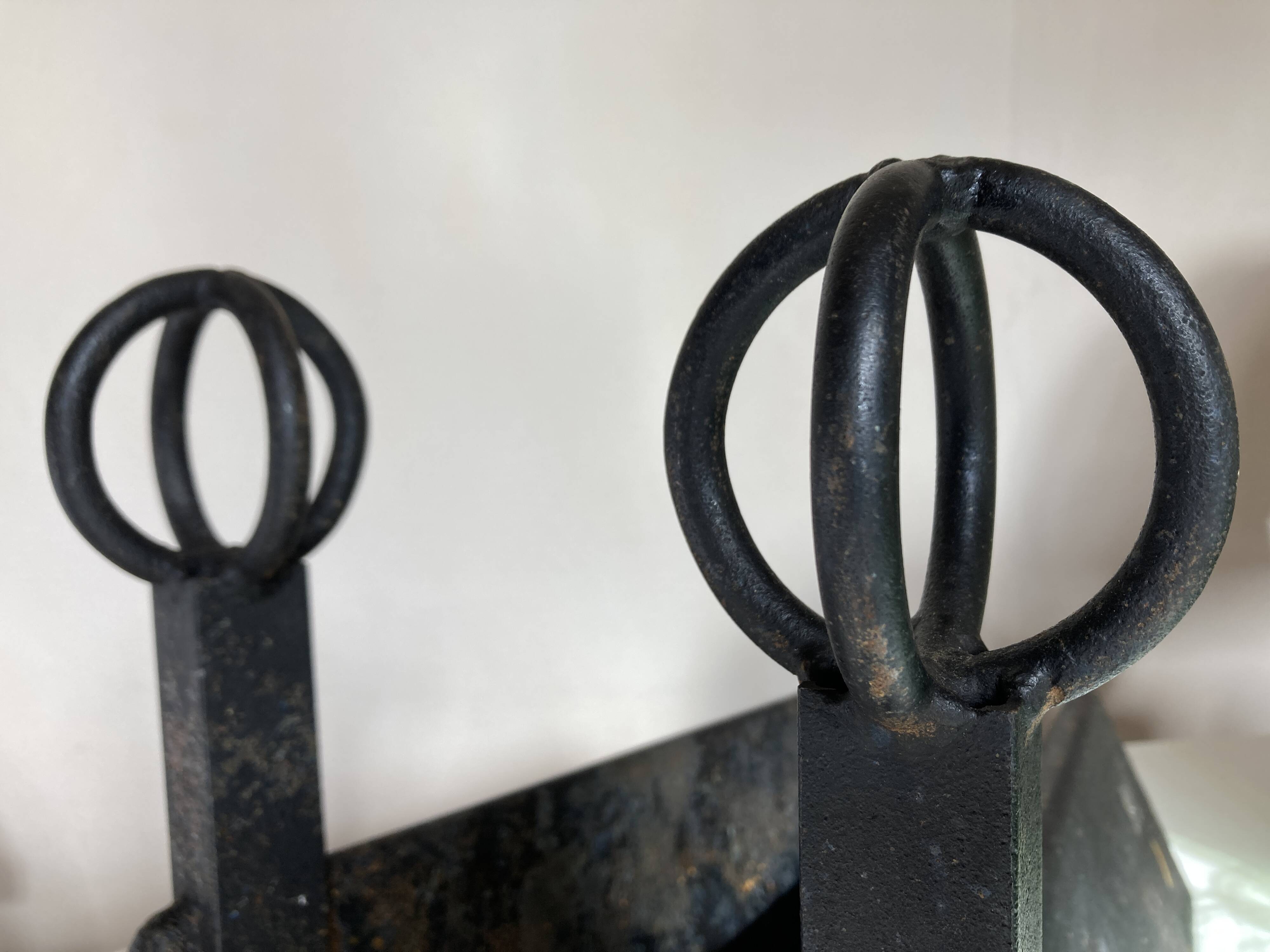 Paire de chenets modenistes en fonte 1950