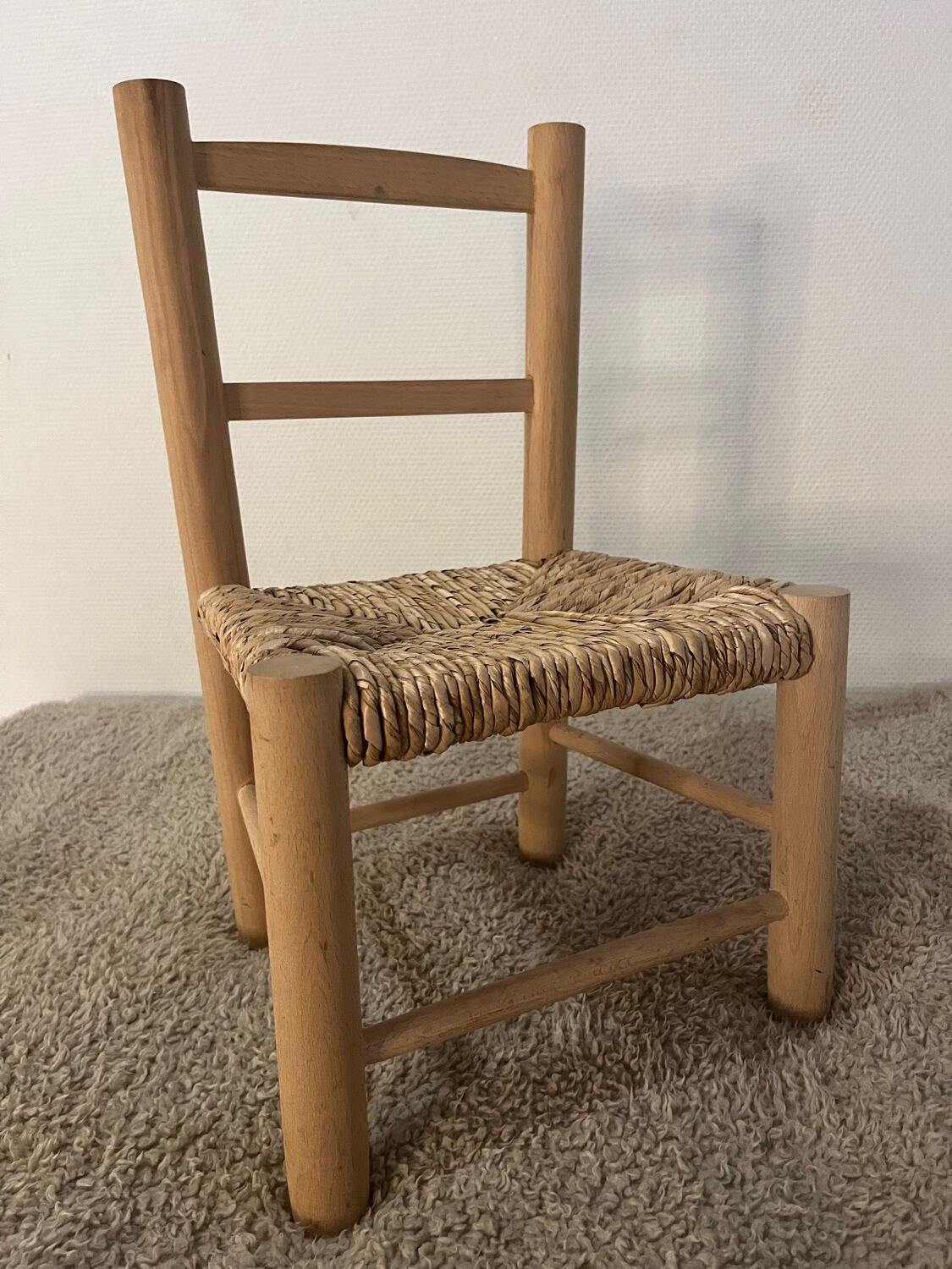 Children's chair in natural wood mulched