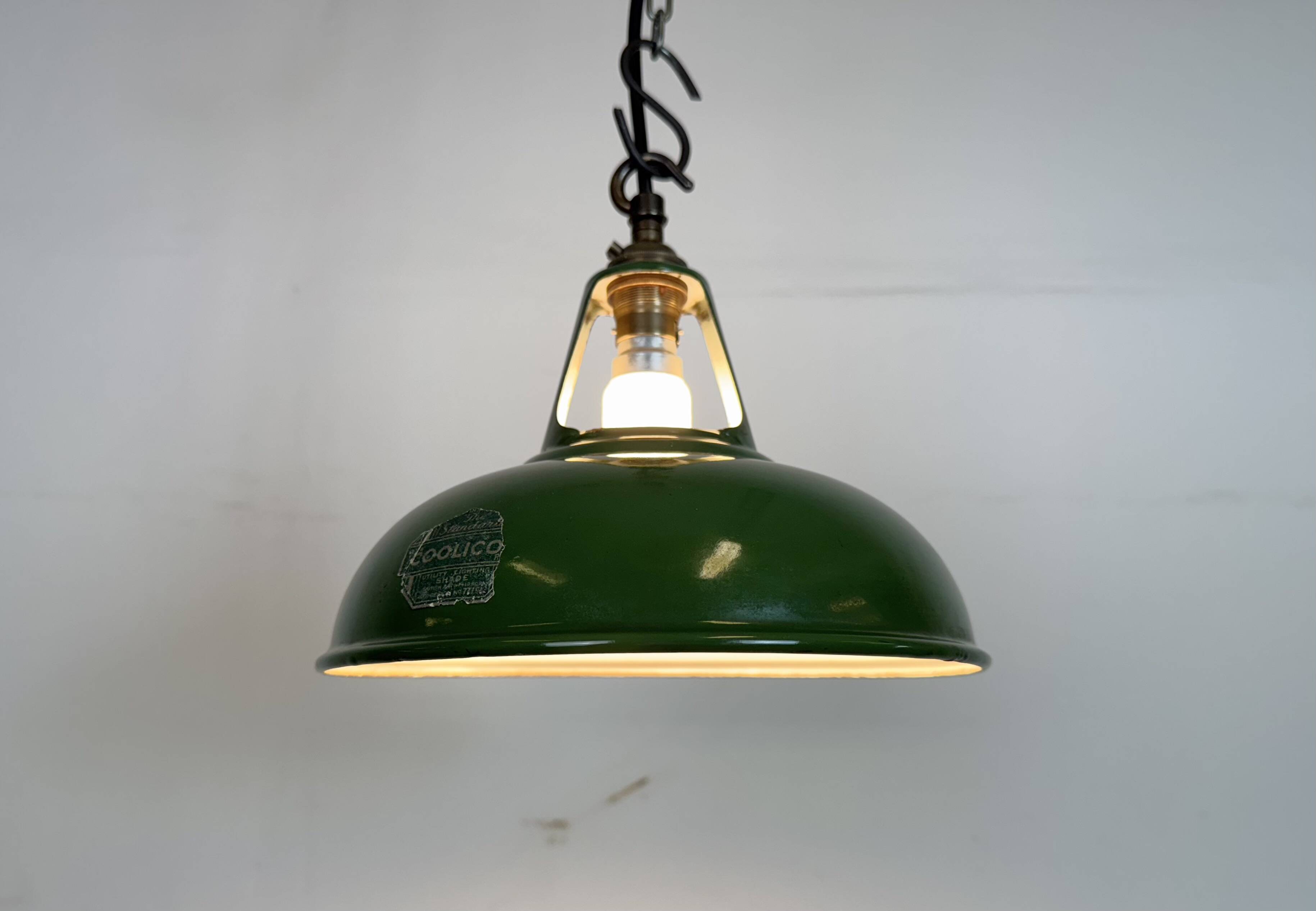 Suspension industrielle en émail vert de Coolicon, années 1950