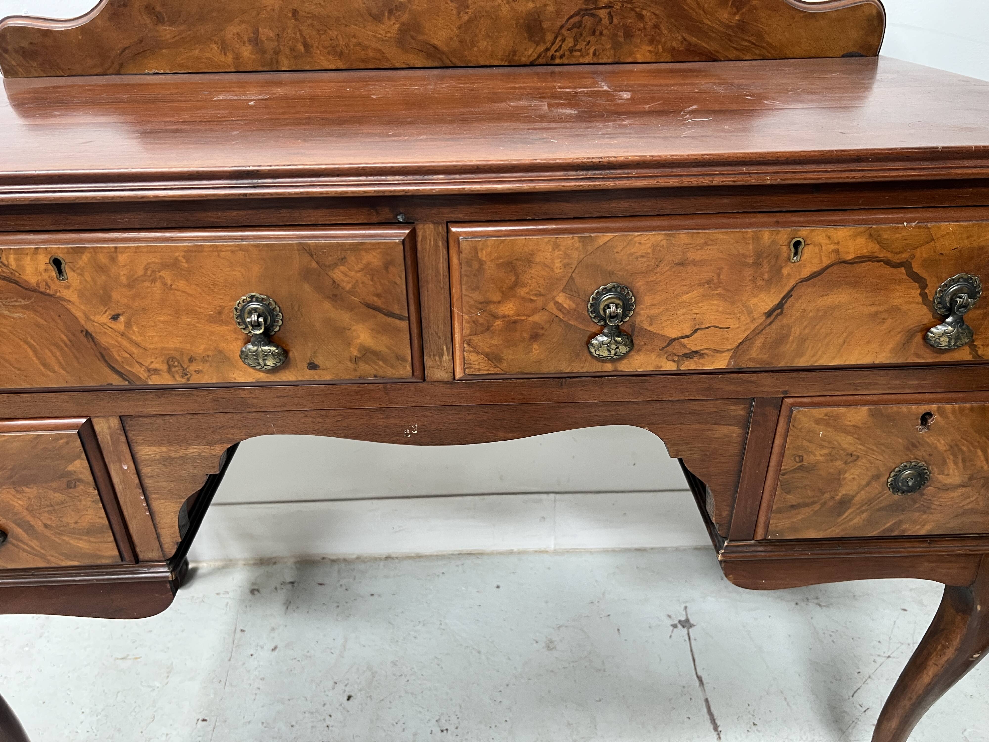 Bureau plat Regency en acajou et placage XIX siècle