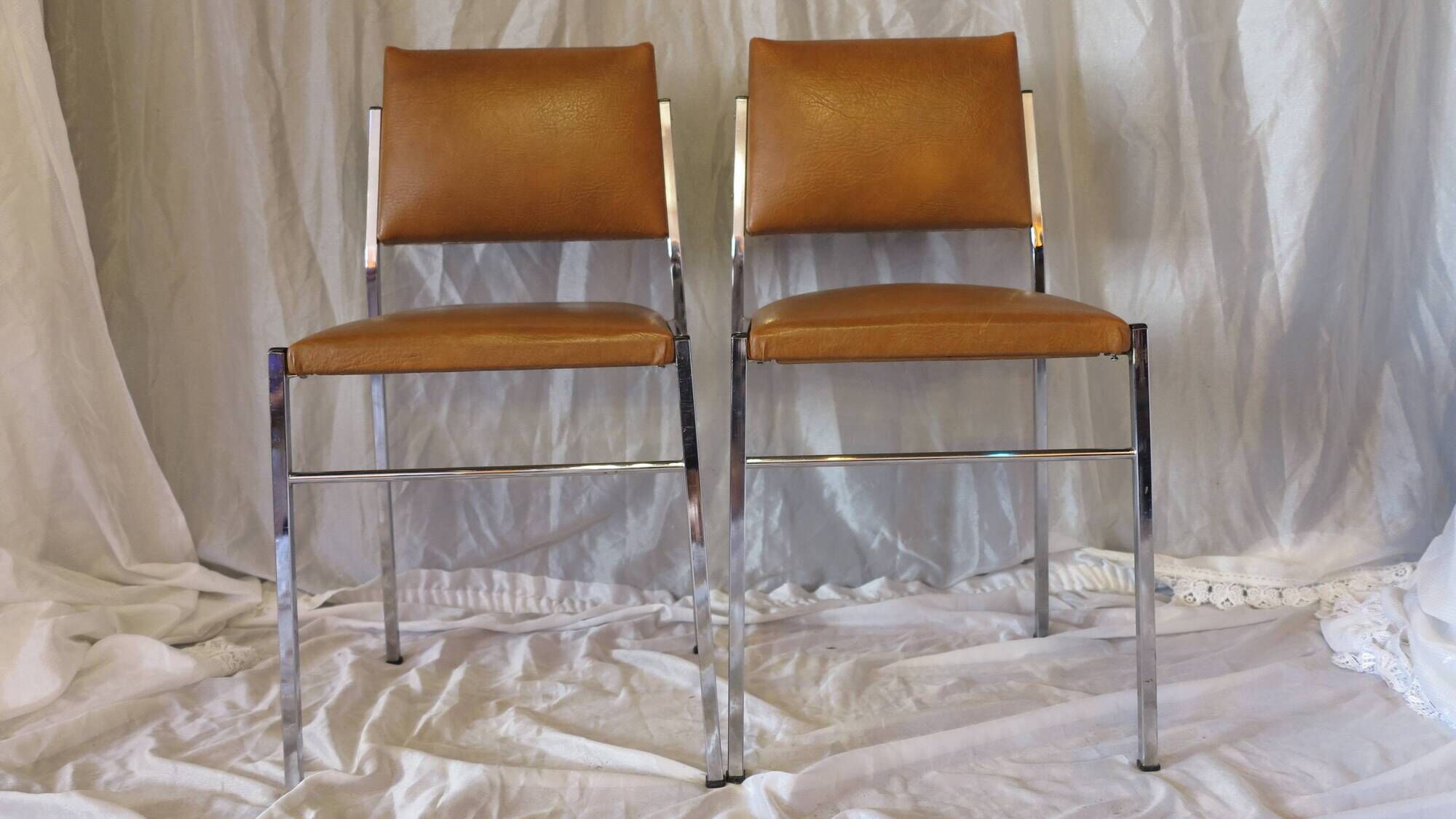 Pair of modernist chairs in chromed metal and imitation leather
