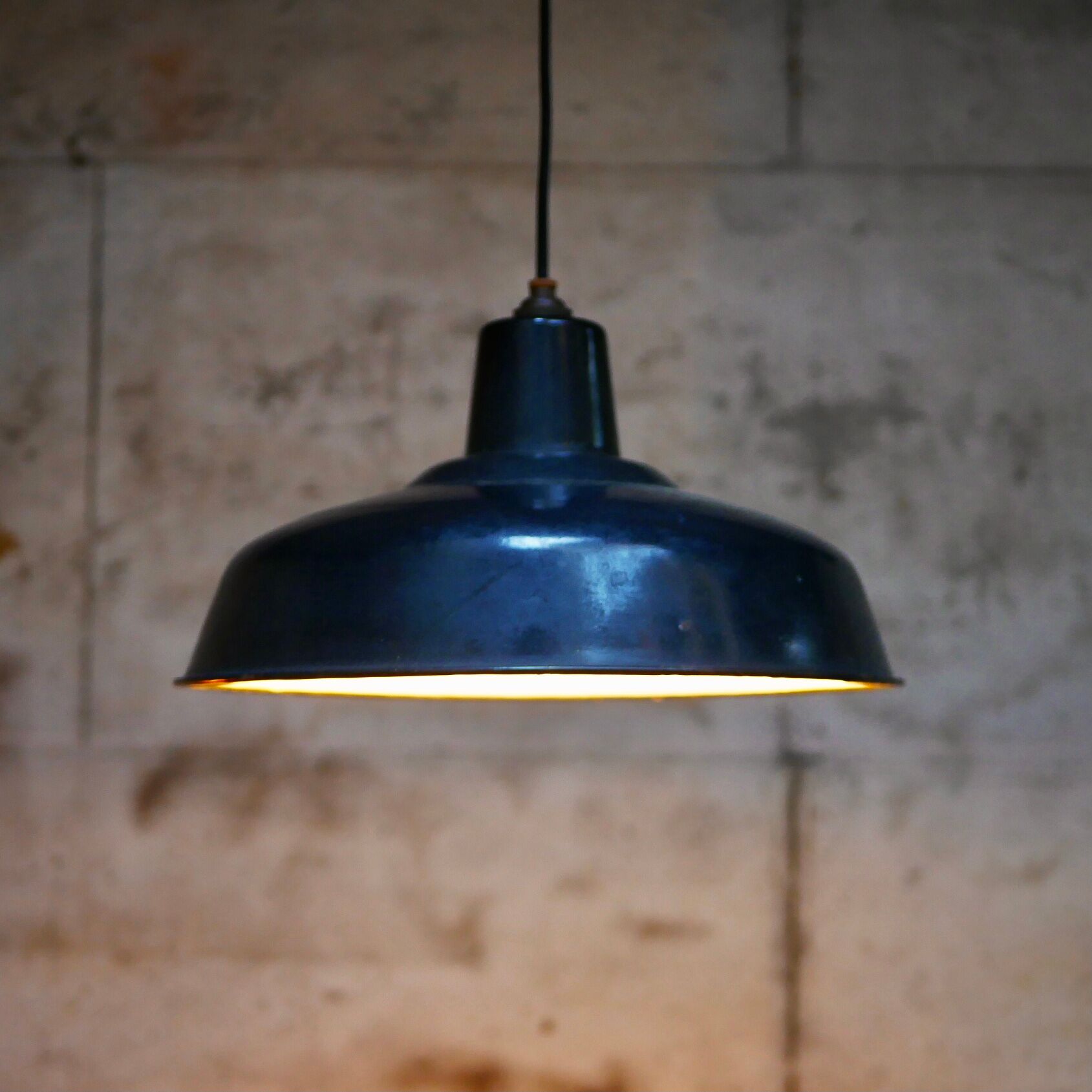Suspension industrielle en tôle émaillée