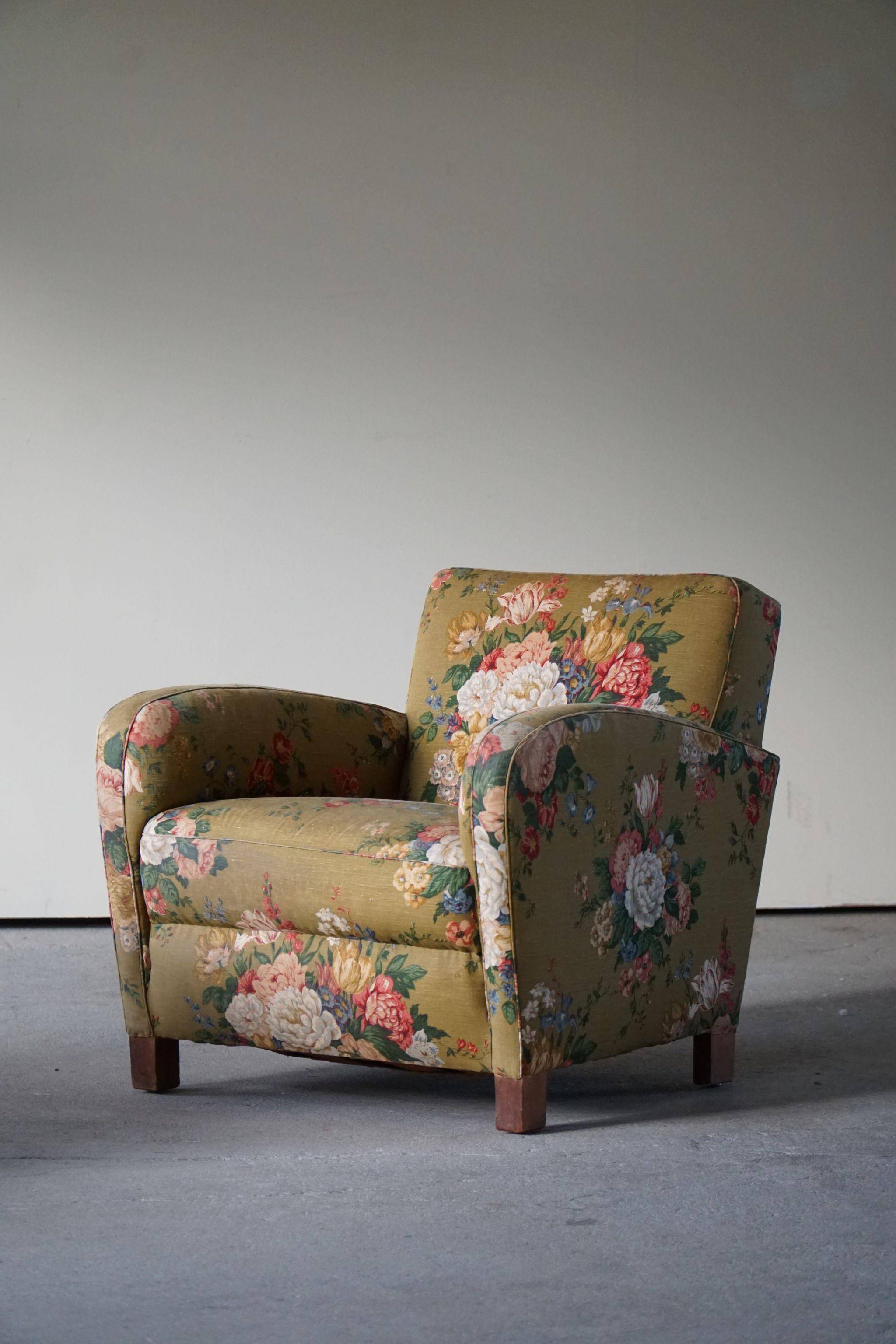 Pair of curved Danish modern lounge chairs, original fabric, Fritz Hansen, 1940.
