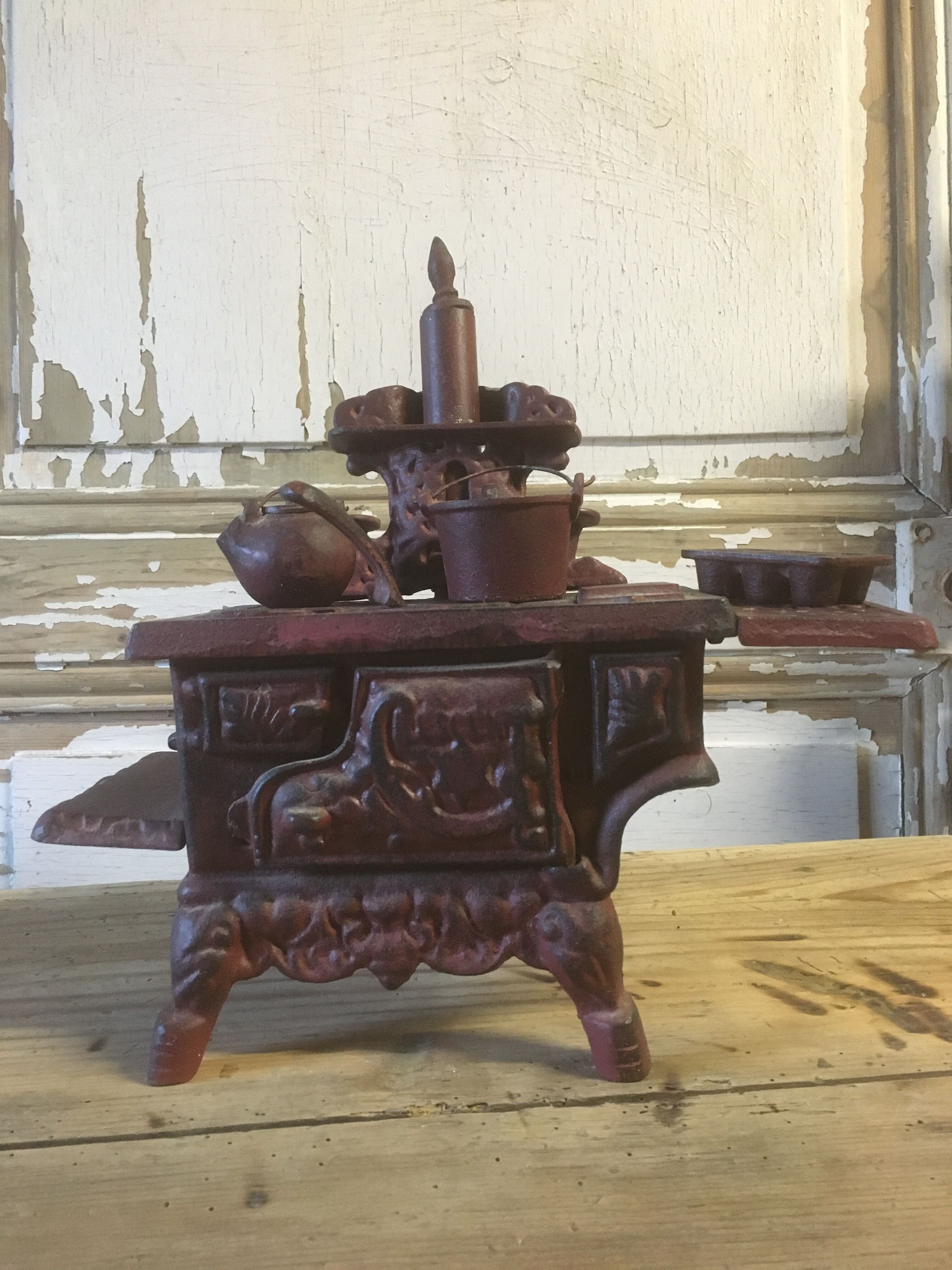 Stove, miniature cast iron stove + utensils