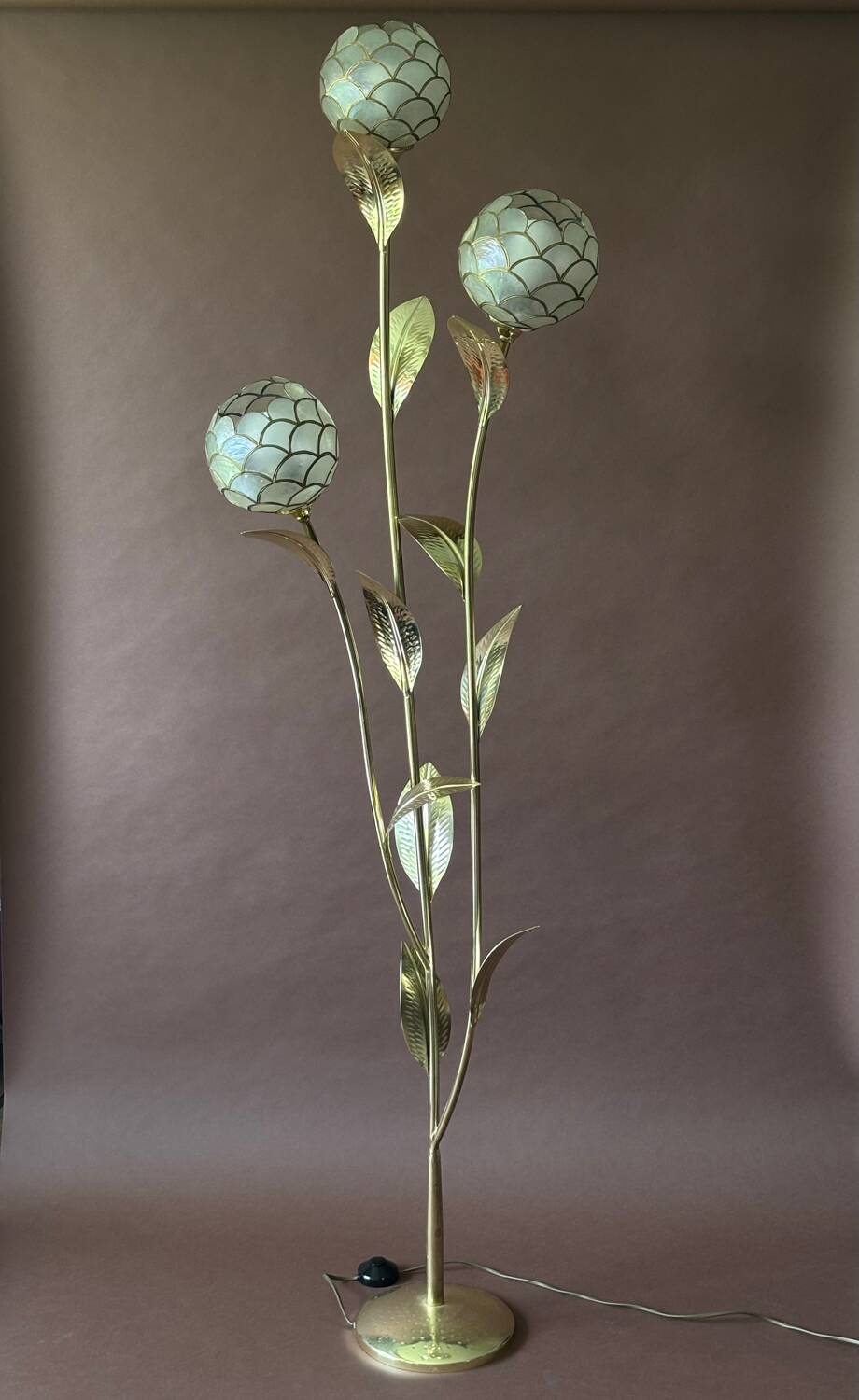Floral floor lamp in brass and Capiz mother-of-pearl, 1970