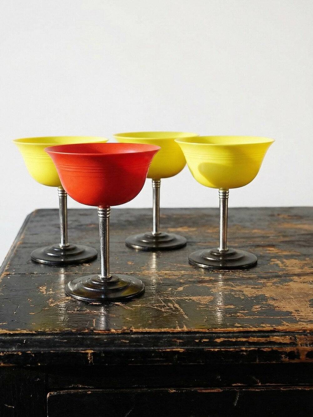 4 Art Deco dessert bowls in Nudawn & Catalin, Canada, 1930s