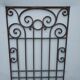 Grille de porte en fer forgé