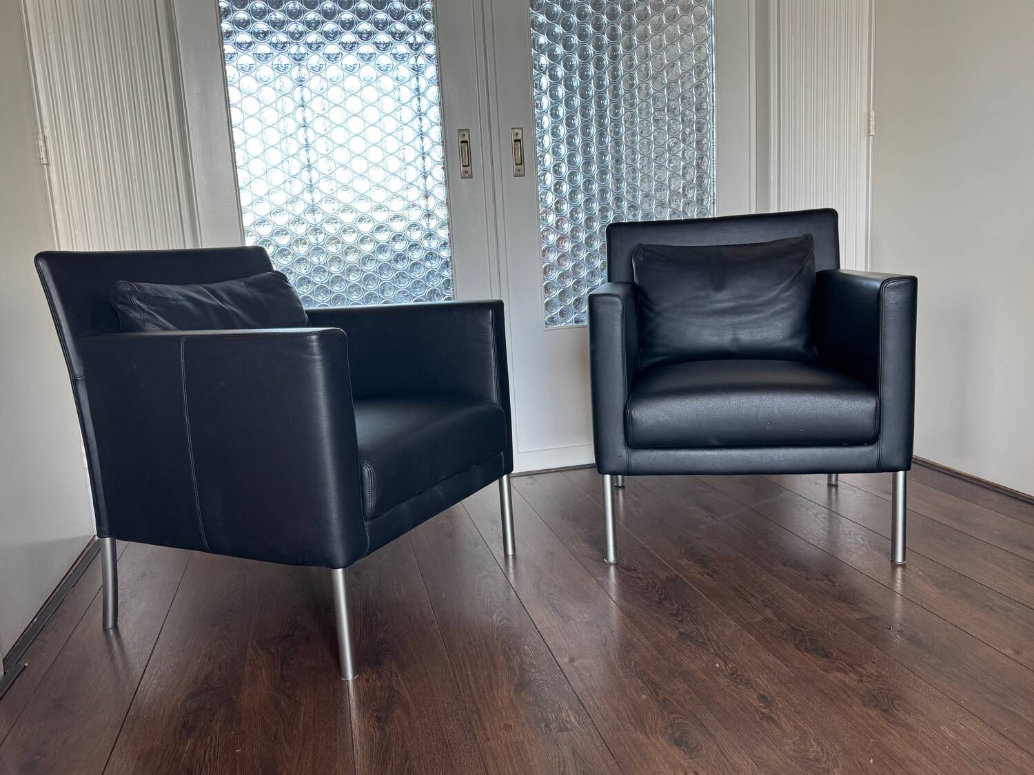 2 fauteuils de salon modernistes allemands en cuir noir et acier de Walter Knoll