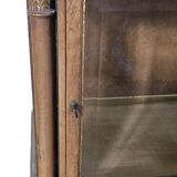 Etagère en noyer vitrée