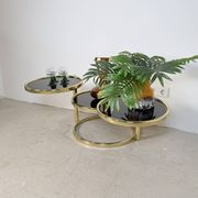 Table basse à cascade pivotante Hollywood Regency vintage avec verre noir