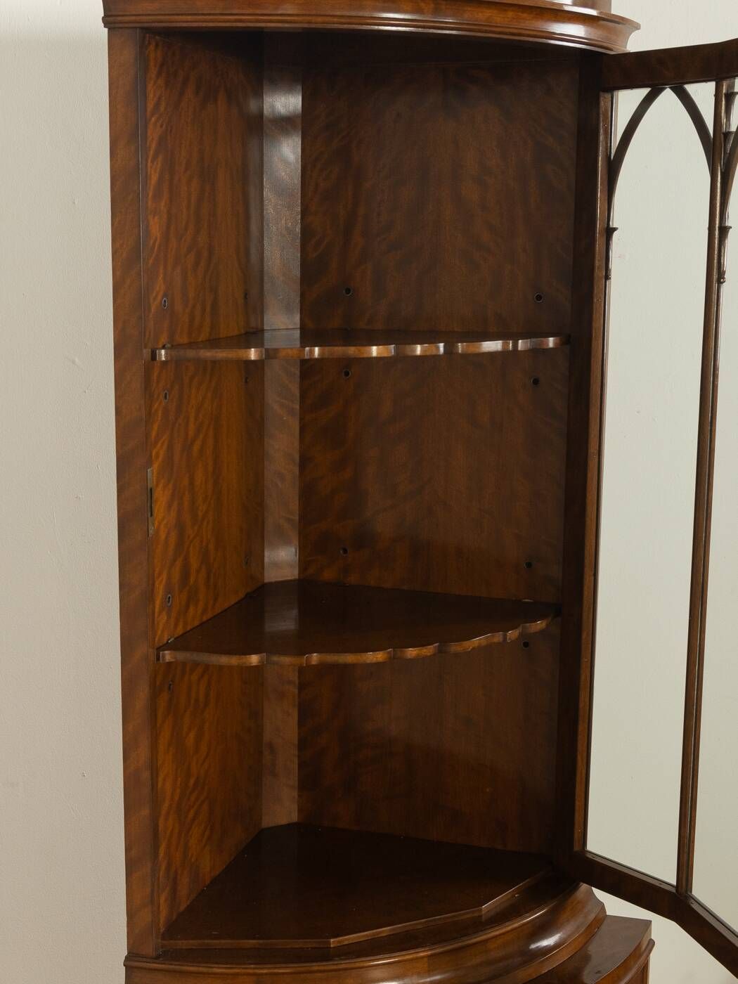 Classic English corner display cabinet in Georgian style from the 1920s
