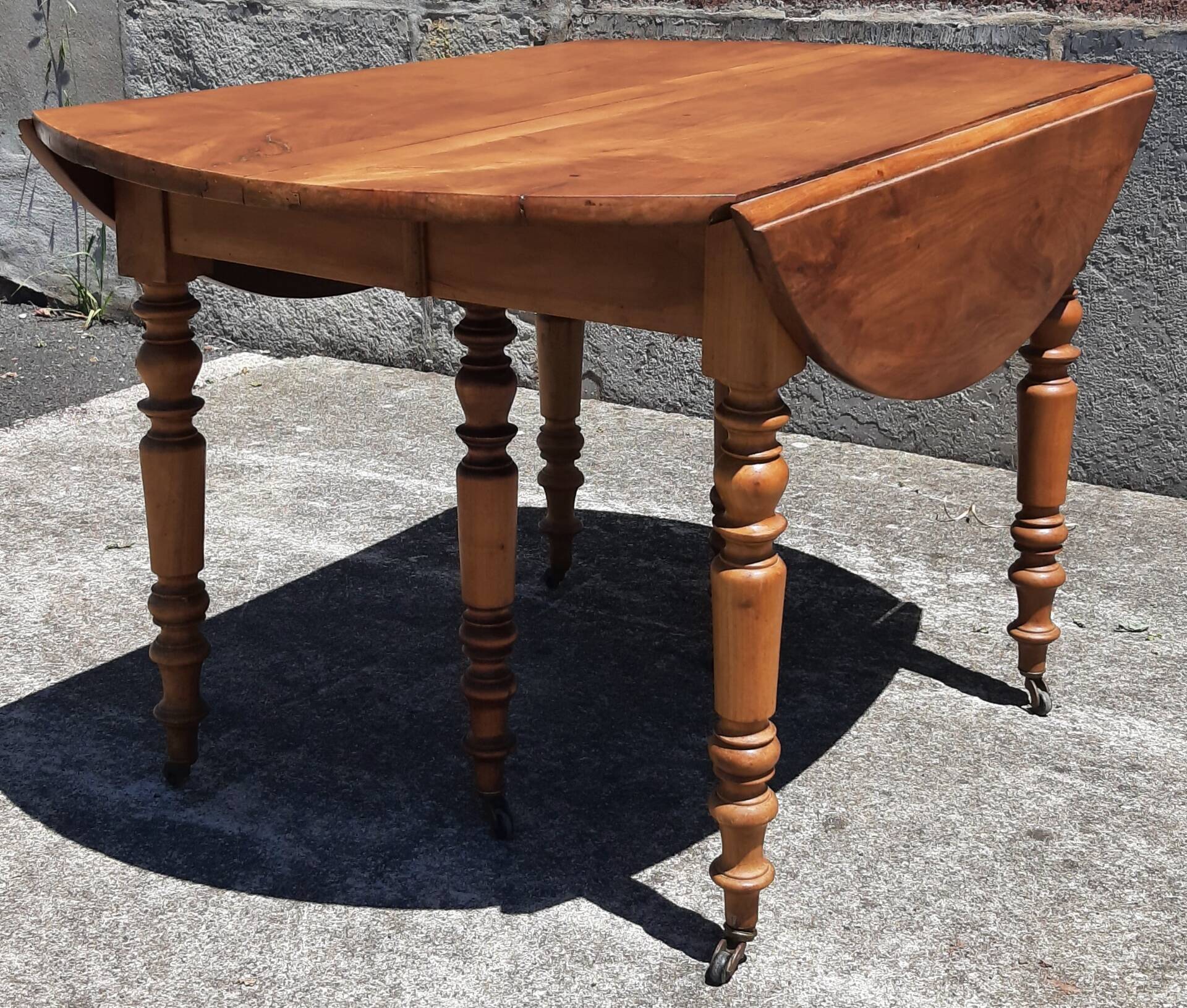 Extendable round table (with extensions and flaps), cherry wood.