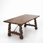 Table espagnole en noyer et fer forgé, piétement en lyre