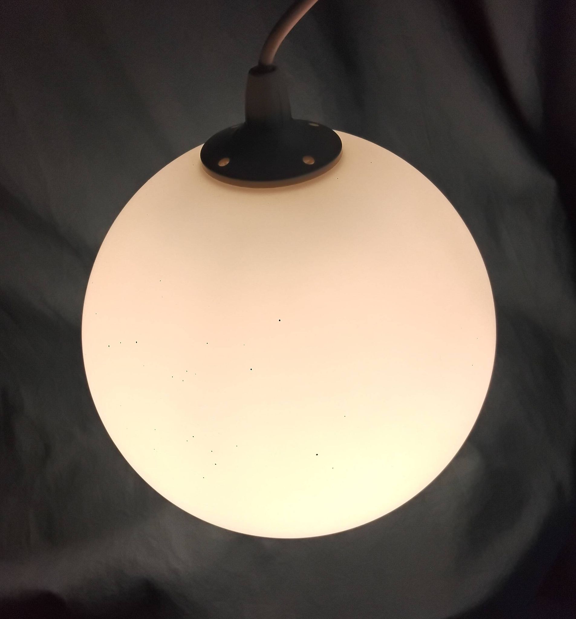 Suspension in white opaline