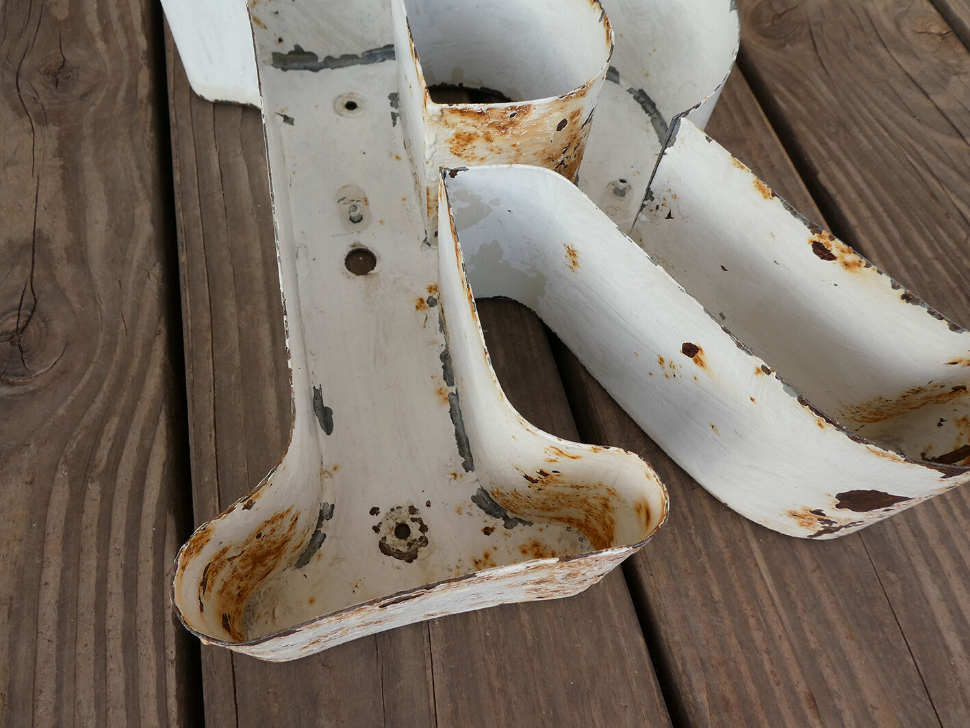 Letter "R" of vintage industrial brand in iron