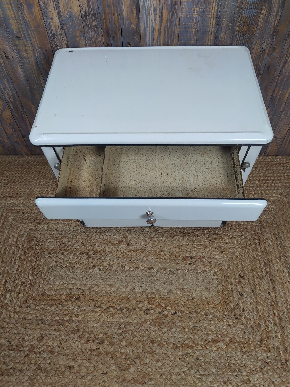 Meuble émaillé
